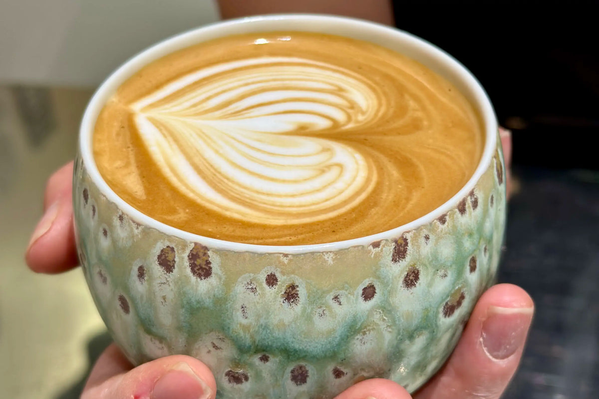 How to Pour Latte Art in a 220ml Cup: A Beginner's Walkthrough