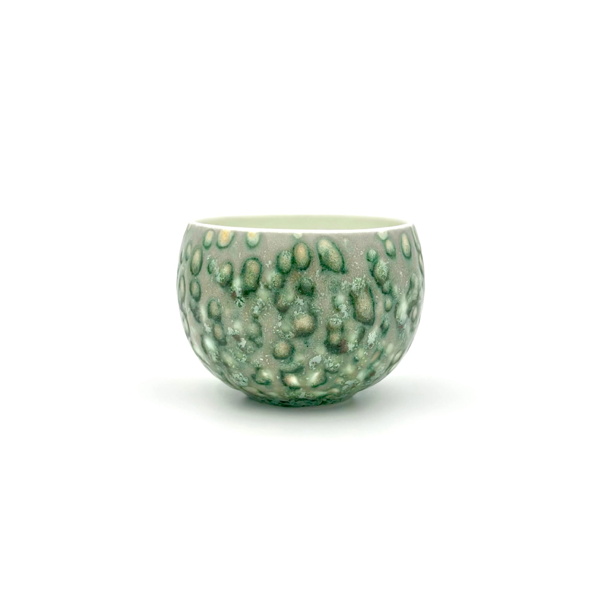 Elevated front angle of the Glazara Emerald Current Matcha Latte Cup showing the inner wall. Highlights the high-gloss finish and the seamless curvature from the deep green exterior to the smooth interior, ensuring an easy pour and clean finish.