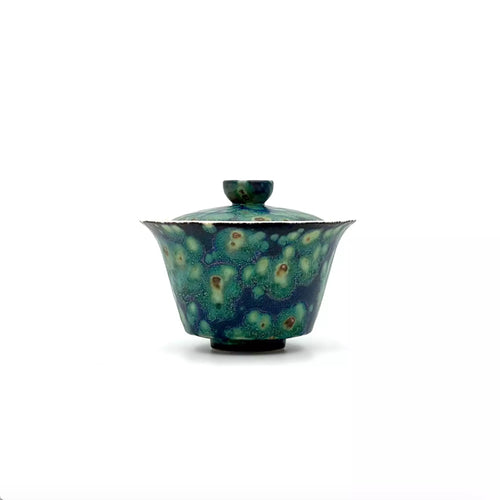 Front profile of the 100ml Midsummer Night Gaiwan featuring a deep, nocturnal glaze finish. Handcrafted porcelain vessel with a classic curve for ergonomic Gongfu brewing.