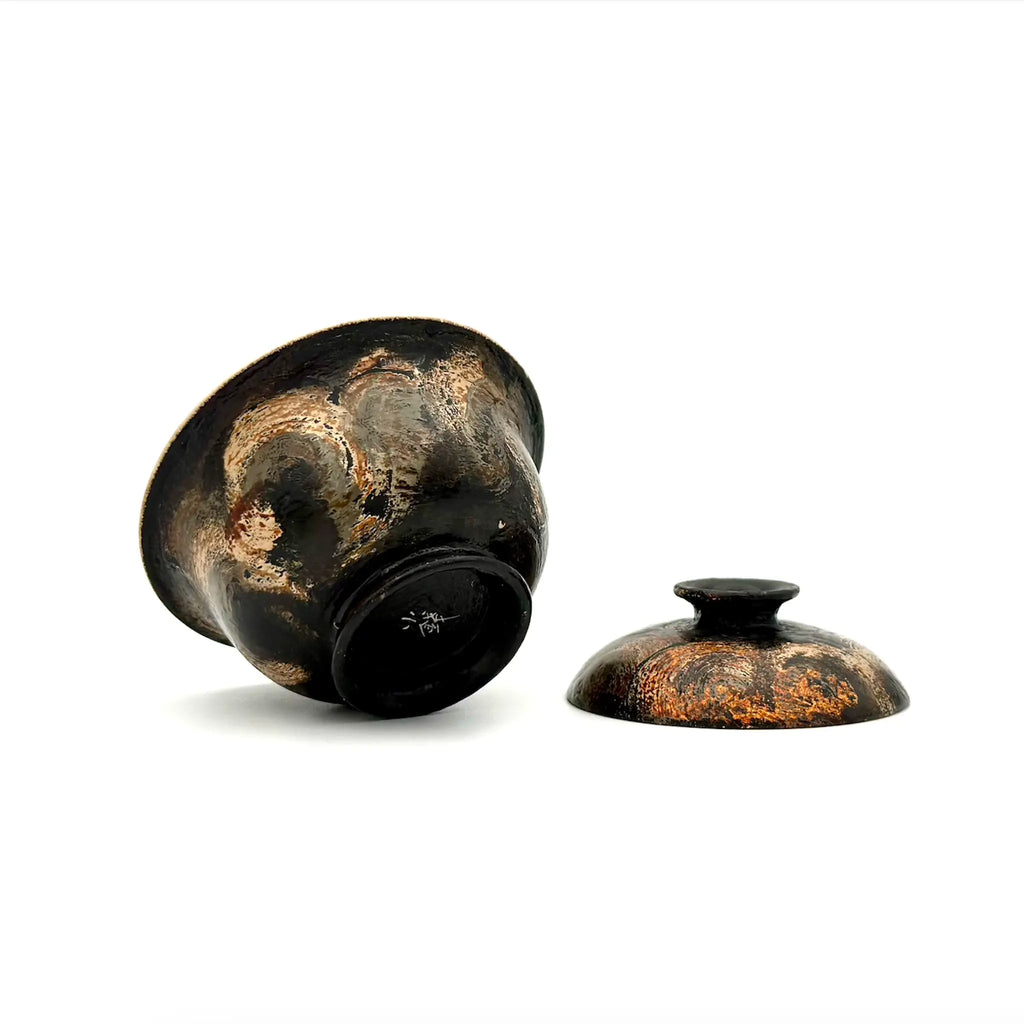 Artisan signature on the bottom of the Midnight handmade urushi gaiwan.